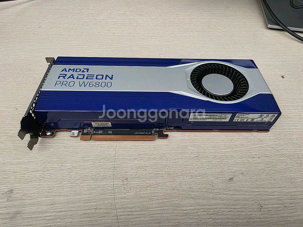 AMD RADEON PRO W6800--1