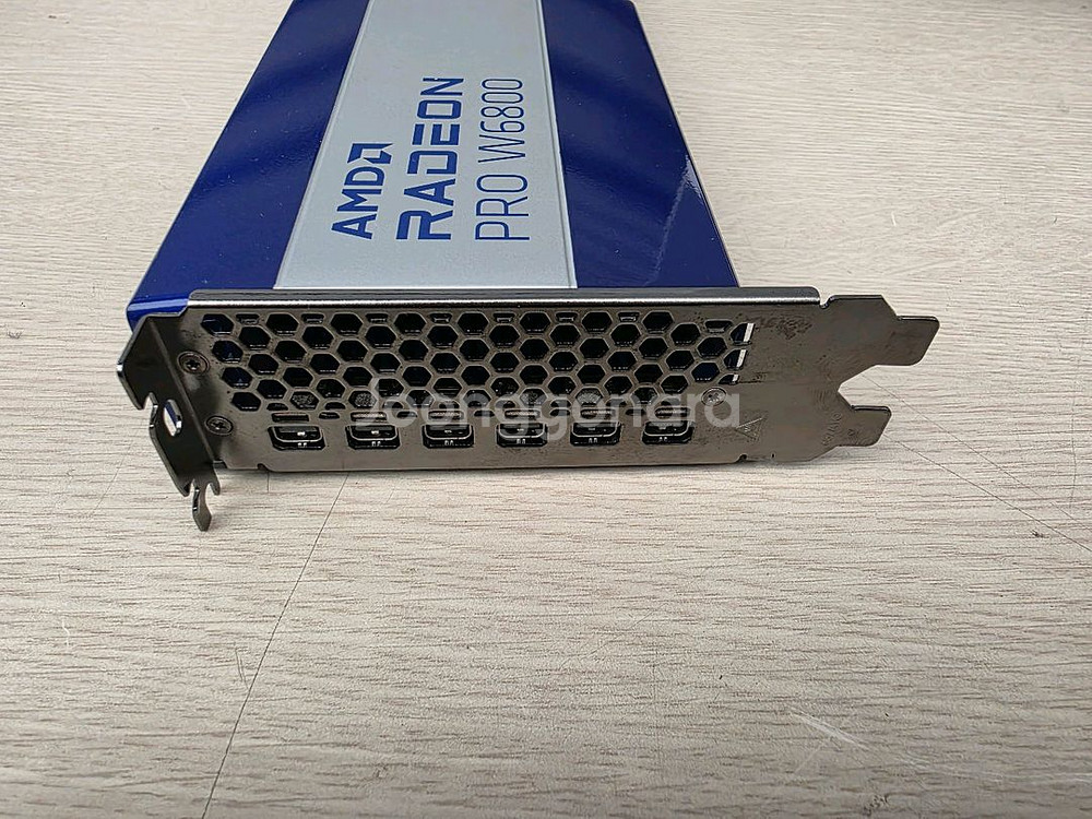 AMD RADEON PRO W6800--2