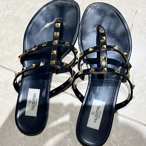 발렌티노 락스터드 플랫 플립플랍