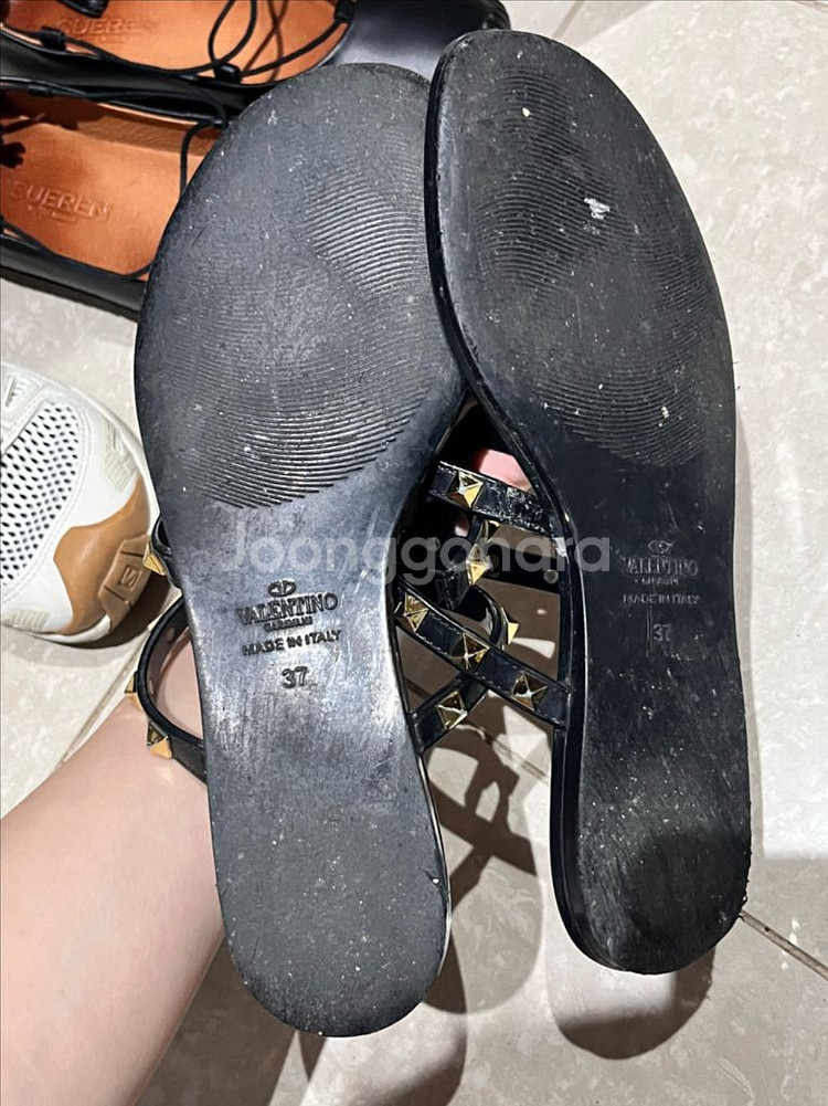 발렌티노 락스터드 플랫 플립플랍--3