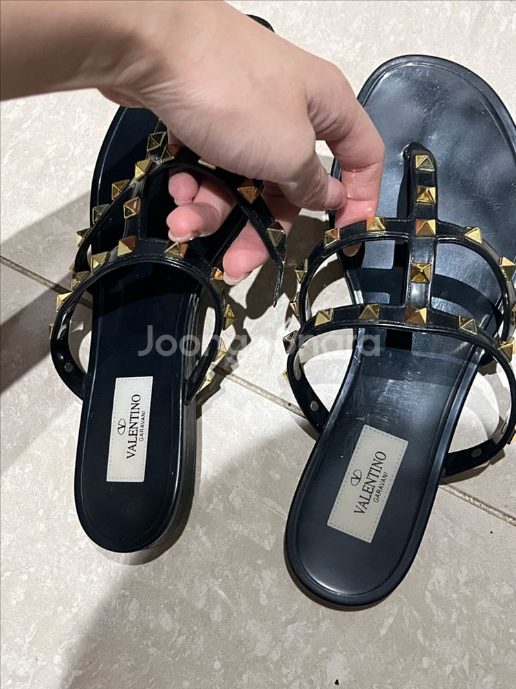 발렌티노 락스터드 플랫 플립플랍--1