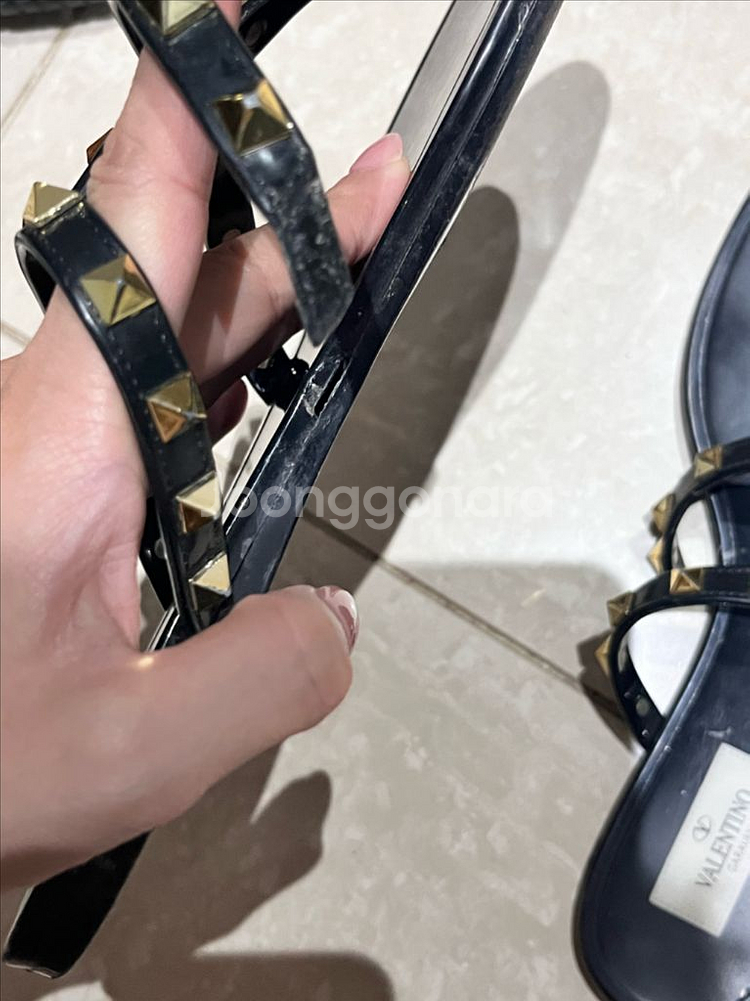 발렌티노 락스터드 플랫 플립플랍--2