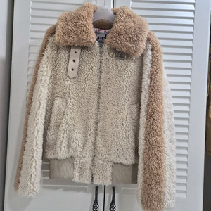 럭키슈에뜨 양털 점퍼 팝니다.