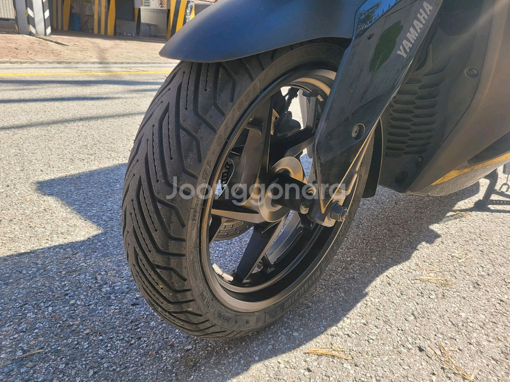 깨끗한 야마하 25년식 XMAX300 판매합니다.--5