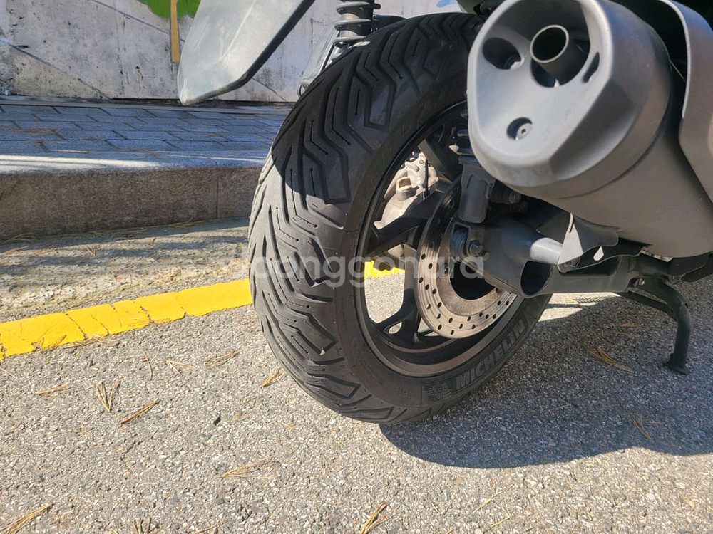 깨끗한 야마하 25년식 XMAX300 판매합니다.--9