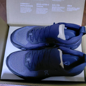 온러닝신발 클라우드틸트문(on running cloudtilt moon) 블랙 255mm남성