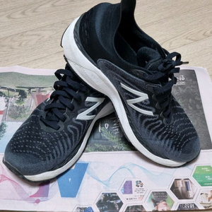 뉴발란스 블랙 운동화 240mm W860B11