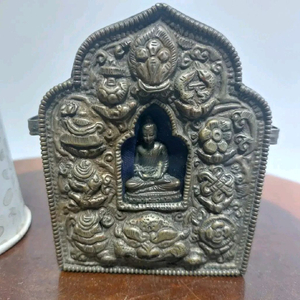 오래된 휴대용 불상, 불감