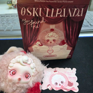 가격내림)팝마트 스컬판다 핸드폰 줄과 베이비몰리와 대비