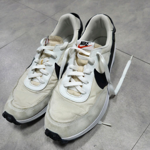 나이키 와플 데뷰 스니커즈 275