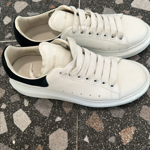 알렉산더맥퀸 스니커즈 40.5 사이즈