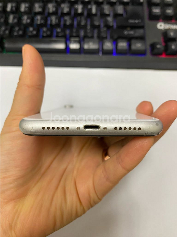 아이폰XR 화이트 외관깔끔 128GB 무잔상--5