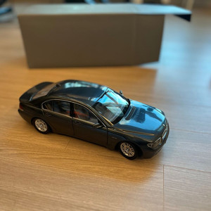 BMW 1:18 Kyosho 7 Series 딜러모델 / 박스·스티로폼 완비 / 문·보닛 개폐 / 상태A