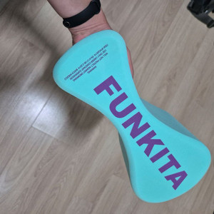 펑키타 수영 풀부이