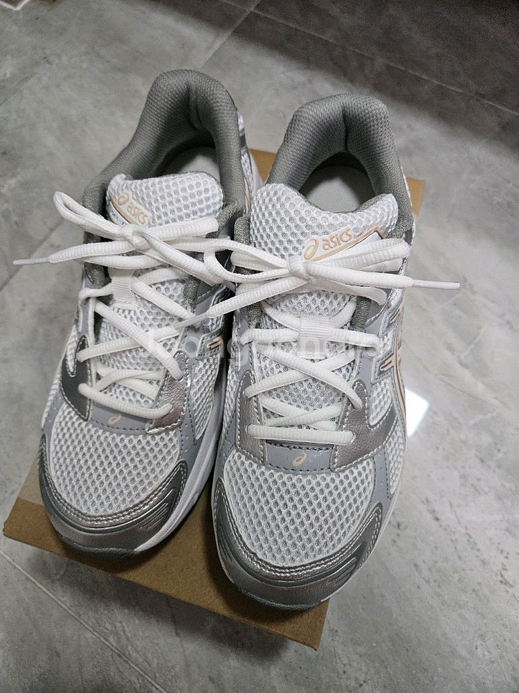 아식스 Gell 1130 235 사이즈 운동화 팝니다--0