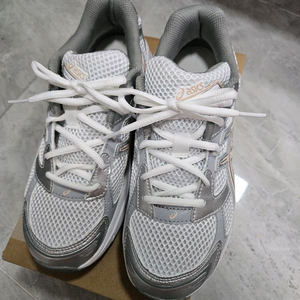 아식스 Gell 1130 235 사이즈 운동화 팝니다