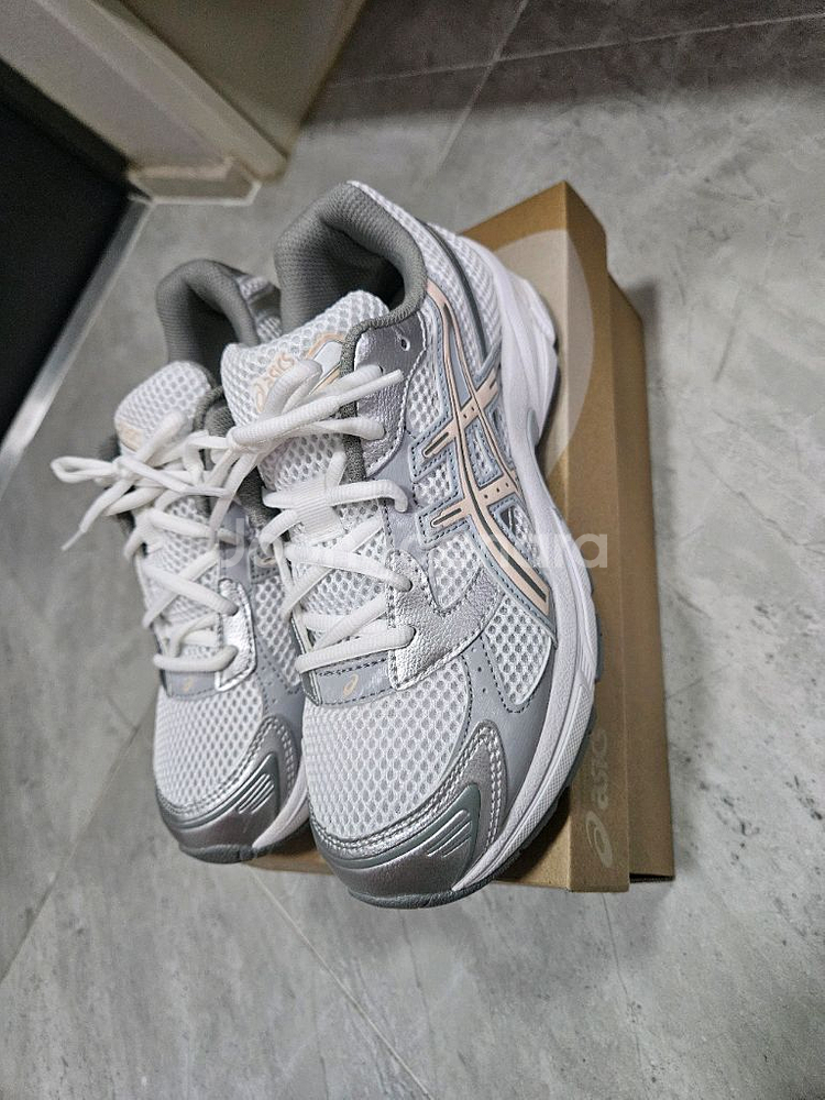 아식스 Gell 1130 235 사이즈 운동화 팝니다--1