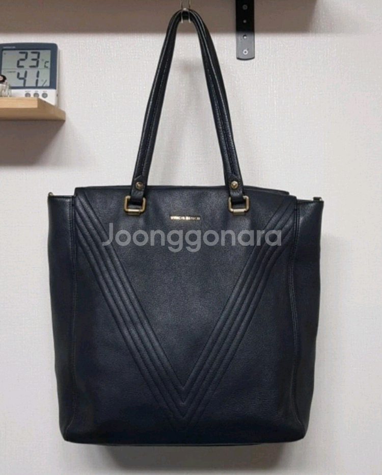 빈치스벤치 소가죽 숄더백 입니다.--0