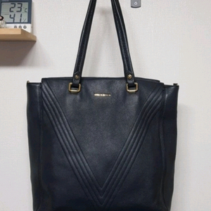 빈치스벤치 소가죽 숄더백 입니다.