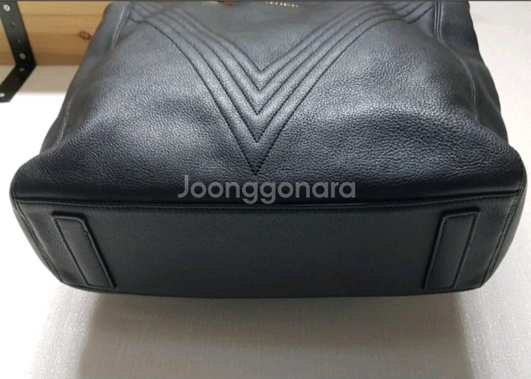 빈치스벤치 소가죽 숄더백 입니다.--4