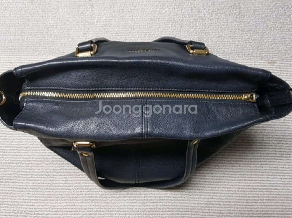 빈치스벤치 소가죽 숄더백 입니다.--5