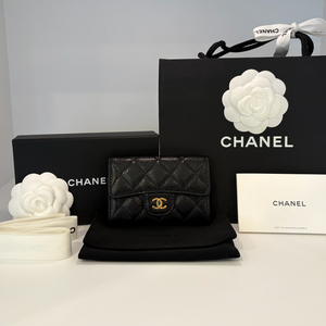 샤넬 클래식 카드 홀더 그레인드 카프스킨 & 골드 메탈 블랙