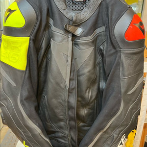 다이네즈 VR46 빅토리 레더자켓