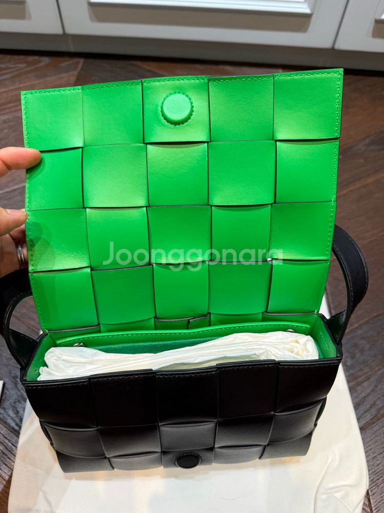 보테가 베네타 카세트 블랙 패러킷 투톤 크로스 백--0