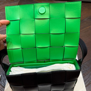 보테가 베네타 카세트 블랙 패러킷 투톤 크로스 백