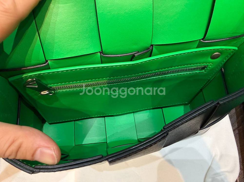 보테가 베네타 카세트 블랙 패러킷 투톤 크로스 백--4