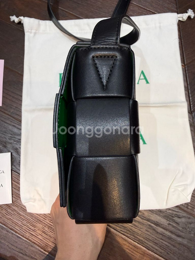 보테가 베네타 카세트 블랙 패러킷 투톤 크로스 백--3