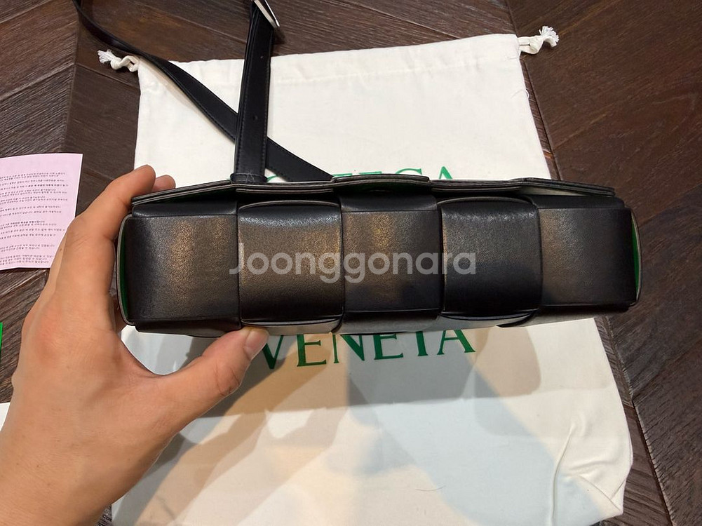 보테가 베네타 카세트 블랙 패러킷 투톤 크로스 백--2