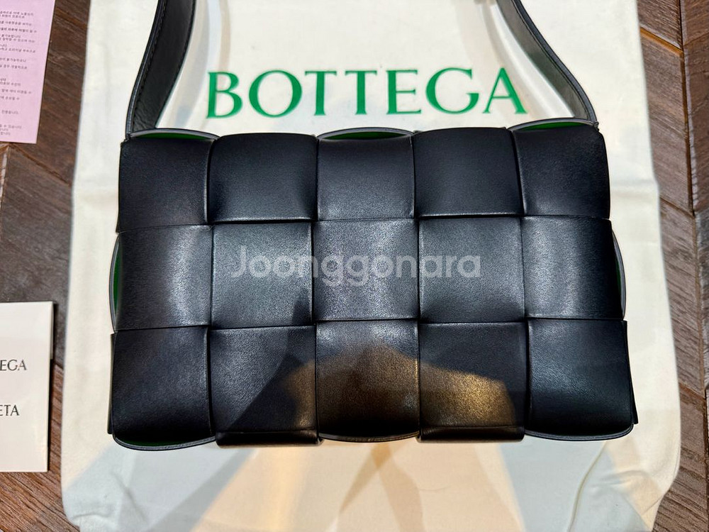 보테가 베네타 카세트 블랙 패러킷 투톤 크로스 백--1