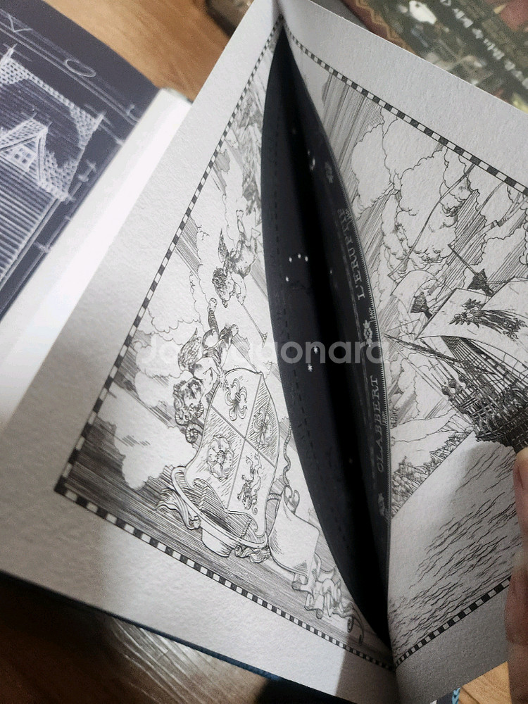 해리포터 책 마법 금고 시리즈 + 그린델왈드 아트북 팝니다.--5