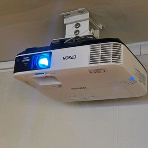 Epson 엡손 eb-2255u VVUXGA 프로젝터 5000안시 빔프로젝터 + 양방향 전동 스크린