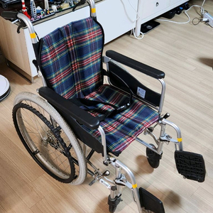 체크무늬 휠체어