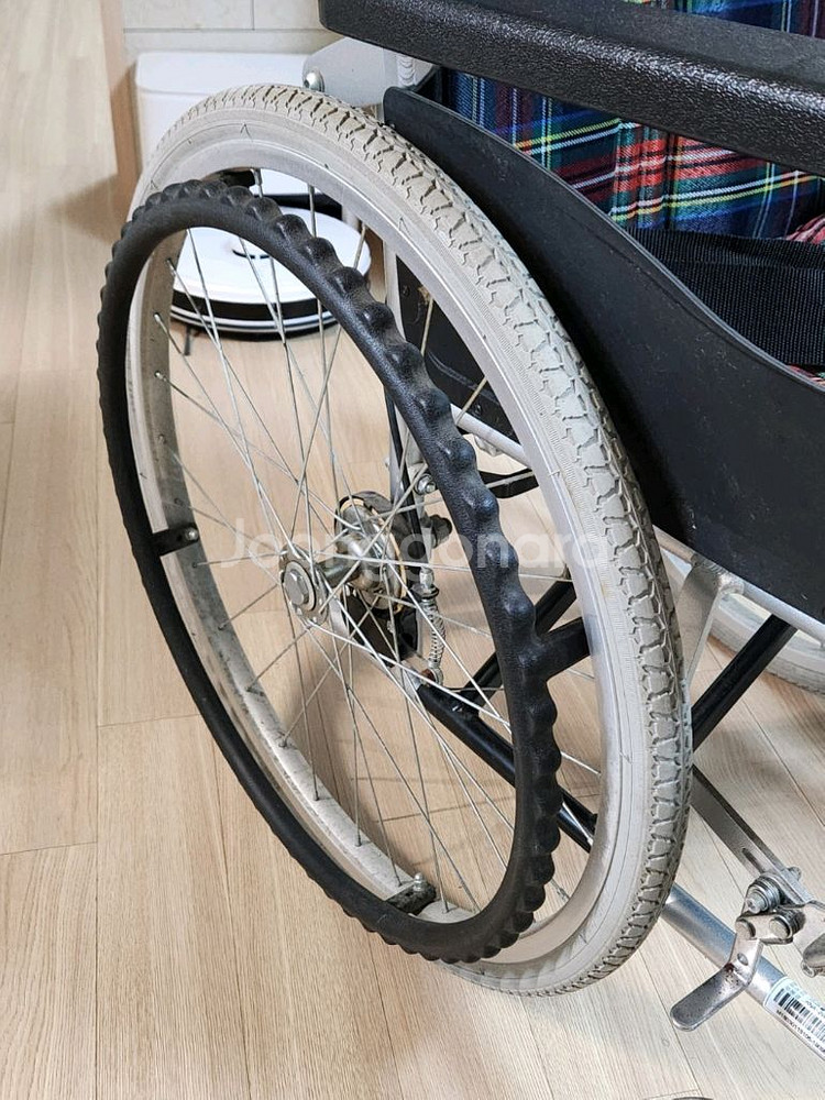 체크무늬 휠체어--3