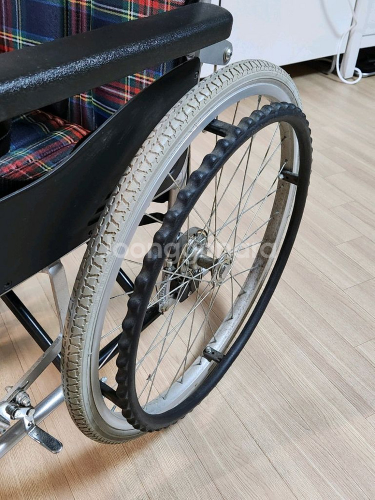 체크무늬 휠체어--4