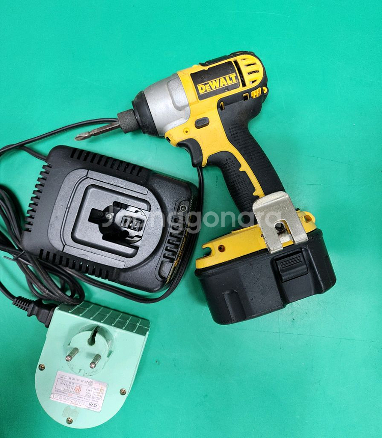 디월트 DC835 충전임팩드라이버 배터리방전--0