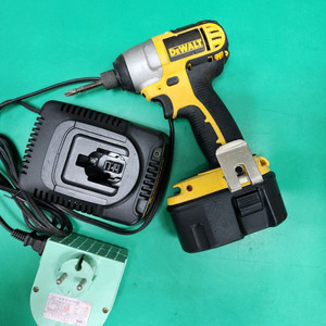 디월트 DC835 충전임팩드라이버 배터리방전