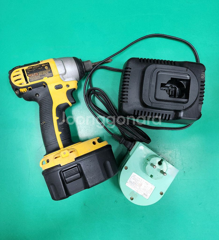 디월트 DC835 충전임팩드라이버 배터리방전--1