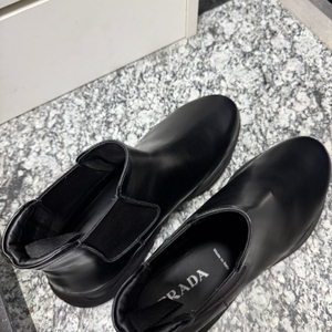 프라다 첼시부츠 이미지