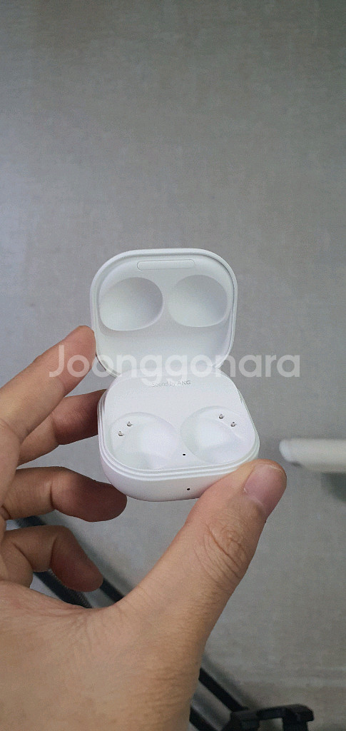 버즈 2 프로 화이트 충전기 본체 판매합니다--1