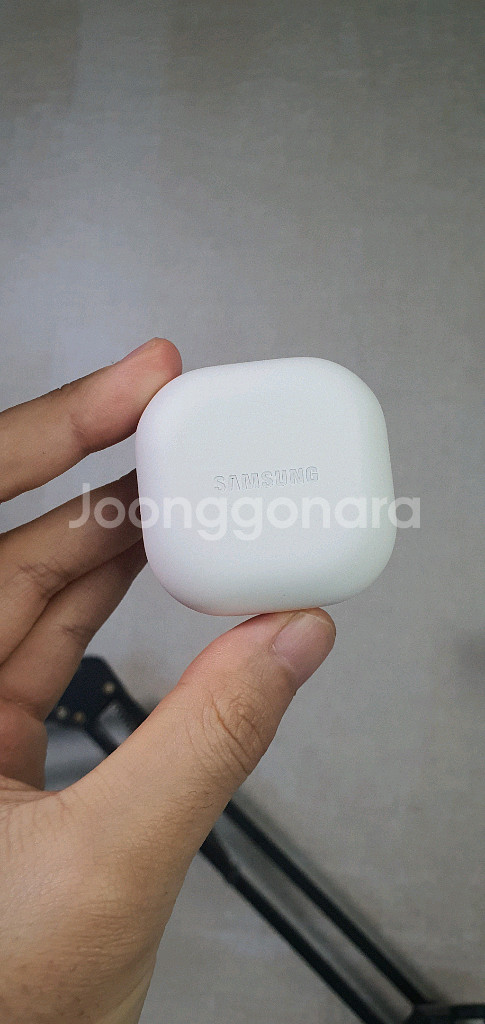 버즈 2 프로 화이트 충전기 본체 판매합니다--0