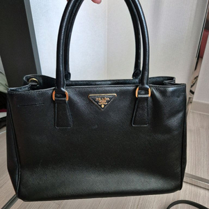 프라다 사피아노 레더 토트백