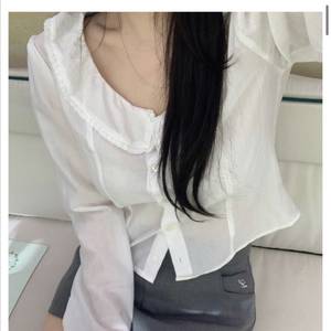 Leeds 샵리즈 더위시 러플 블라우스 아이보리 새상품