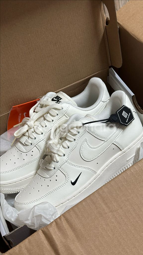 급처 나이키에어포스 에션셜TRK3 235 네고가능--0