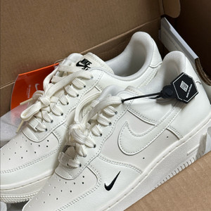 급처 나이키에어포스 에션셜TRK3 235 네고가능