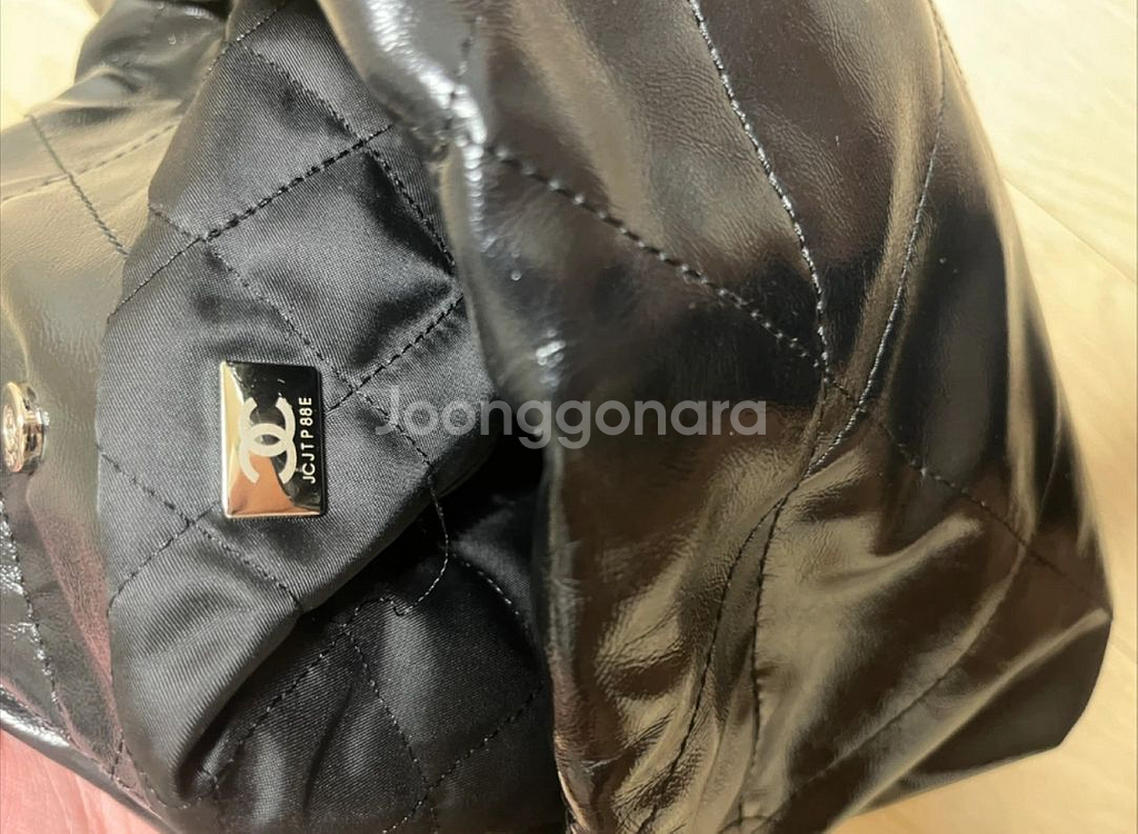 샤넬 22백 실버 메탈 블랙--4