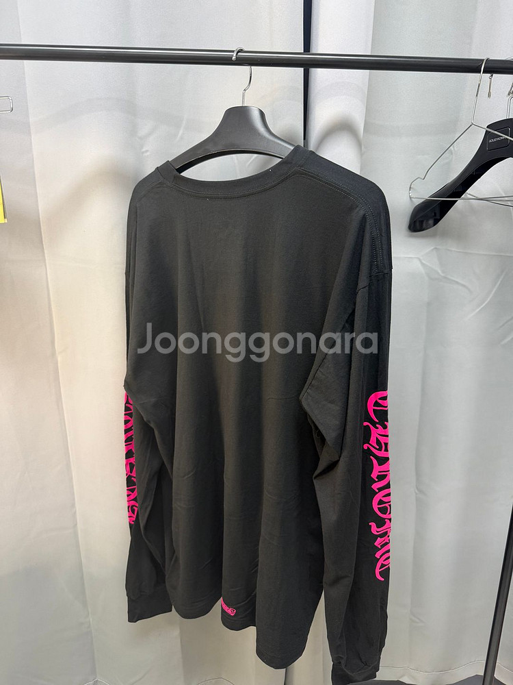 크롬하츠 핑크 넥 스크립트 로고 롱슬리브 포켓 크루 블랙 XXL--0